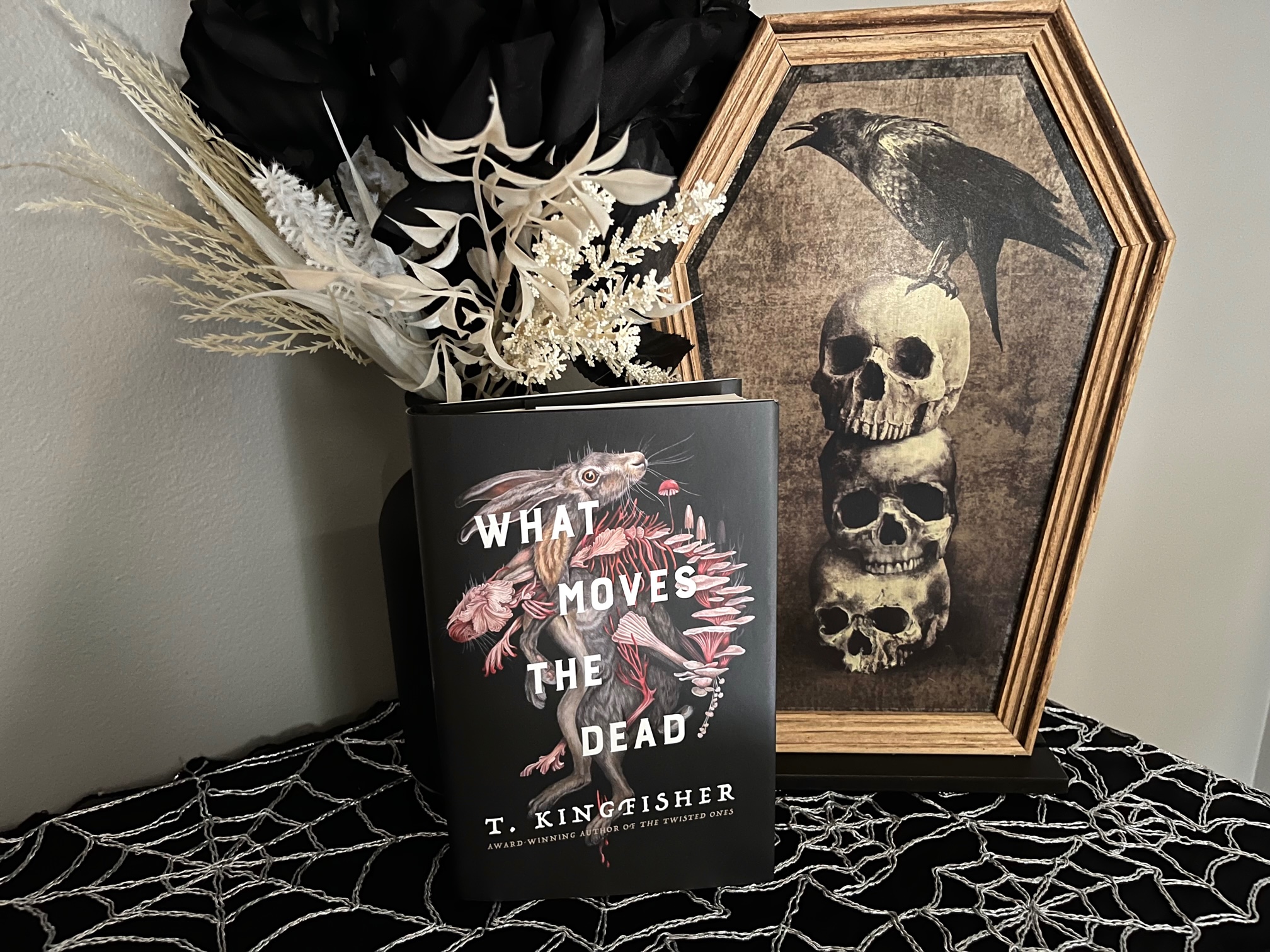 [Book Review] What Moves The Dead by T. Kingfisher - Erica Robyn Reads
